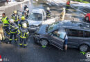 Oö: Auto beginnt nach Kreuzungsunfall in Aschach an der Donau zu brennen → Ersthelfer zerren Ehepaar aus Auto