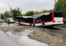 Schweiz: Gelenkbus sackt in St. Gallen nach Wasserschaden in Straßenloch ein
