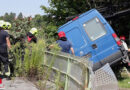 Oö: Verunfallter Transporter bleibt an Geländer in Steyr hängen