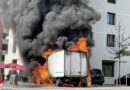 Schweiz: Zwei Fahrzeuge neben Gebäude in Winterthur in Flammen