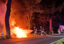 D: Auto prallt bei Osterholz-Scharmbeck gegen Baum und steht kurze Zeit später lichterloh in Flammen