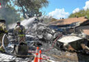 USA: Militär-Jet stürzt in Lake Worth in Wohnviertel → zwei Piloten retten sich per Schleudersitz → ein Pilot in Stromleitung