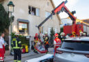 Nö: Feuerwehr rettet verletzte Person mittels Kran aus Einfamilienhaus in Mödling