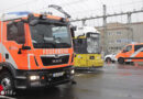 D: Lkw kollidiert in Berlin gleich zweimal hintereinander mit einer Straßenbahn