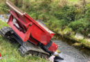 Schweiz: Raupendumper überschlägt sich in Märstetten und landet in Bach