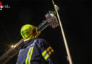 Oö: Feuerwehr entfernt nach Verkehrsunfall beschädigte Straßenlaterne