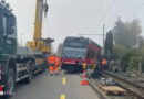 Schweiz: Auto bei Täuffelen zwischen Zug und Mauer eingeklemmt, Zug teilw. entgleist