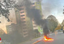 D: Feuerwehr rückt zu brennendem Benzinkanister auf der Straße aus