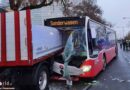 Wien: Autobus bohrt sich bis weit in Fahrgastraum hinein in abgestellten Lkw-Anhänger → Person eingeschlossen