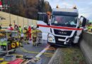 Oö: Personenrettung nach Lkw-Unfall durch Reifenplatzer auf der A 1 bei St. Georgen / Attergau