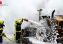 Nö: Brennenden Radlader in Ennsdorf noch ins Freie gebracht
