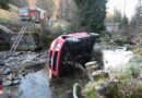 Schweiz: Auto gerät bei Gams in Kurve ins Rutschen und stürzt in Bach