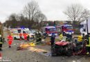 D: Lenker klemmt nach Frontalkollision mit Lkw auf der B 33 bei Markdorf im Auto