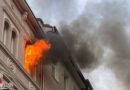 D: Offener Wohnungsbrand im zweiten Stock eines Mehrfamilienhauses in Neuss