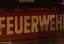 Bayern: Lkw nach dem Entladen zu hoch → Feuerwehrmannschaft beschwert in Durchfahrt steckendes Fahrzeug mit Körpergewicht