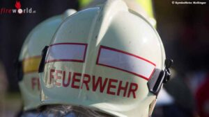 D: Feuerwehr kämpft sich in Frankfurt durch Gebüsch zu brennendem Bahngebäude vor