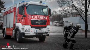 N: Zwei Tote (51, 64) bei schwerem Unfall mit Lkw und Pkw auf der B 17 in Sollenau