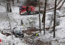 Oö: Wintereinbruch in Altmünster → Pkw stürzt 40 m in den Wald