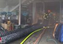 Oö: Alarmstufe II-Großeinsatz bei ausgedehntem Kellerbrand in Fachmarkt in Vöcklabruck: 4 Rohre im Einsatz