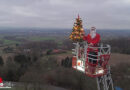 D: Mit 232 m der höchste Tannenbaum der Stadt → FF Bad Salzuflen bringt den Weihnachtsmann samt Baum mittels Drehleiter in luftige Höhe