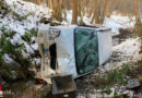 Stmk: Auto durchbricht in Bad Gams Brückengeländer und stürzt in Bach