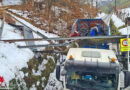 Stmk: Lkw touchiert Fußgängerbrücke in Deutschlandsberg → Bauwerk am Lkw-Kran verkeilt