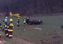 Nö: Erhelfer befreien Unfalllenker nach Überschlag in Feld auf der L 100 bei Statzendorf