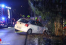 Oö: Pkw bei nächtlichem Unfall in Marchtrenk in Baumgruppe gelandet