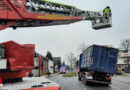 D: Drehleiter- und Schwerkran-Einsatz → Lkw droht wegen verrutschter Ladung in Voerde umzustürzen