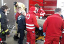 Tirol: Schwerlast-Rettungswagen, Rotes Kreuz, Lastfahrzeug und zwei Feuerwehren bei Patiententransport in Schwaz im Einsatz