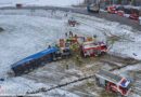 Oö: Zweistündige Rettungsaktion aus in Feld liegendem Sattelschlepper in Lasberg