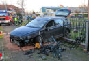 D: Auto überfährt Schild, fährt über Gehweg und Wiese und kracht in Ahrensfelde in Gartenzaun