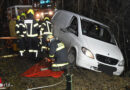 Oö: Traktor-Unterstützung bei Bergung eines absturzgefährdeten Fahrzeuges in Schiedlberg