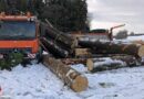 Schweiz: Sachentransportanhänger bei Unfall bei Rain in Feld gekippt