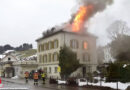 Schweiz: Offener Dachstuhlbrand bei Mehrfamilienhaus in Waldstatt, drei Rauchgasverletzte