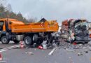 D: Lkw prallt auf BAB 6 mit voller Wucht gegen Absicherungsfahrzeug → Brummi-Lenker eingeklemmt, aber nur leicht verletzt!