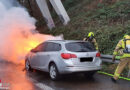 D: Brennender Pkw am Seitenstreifen der BAB 52 bei Ratingen