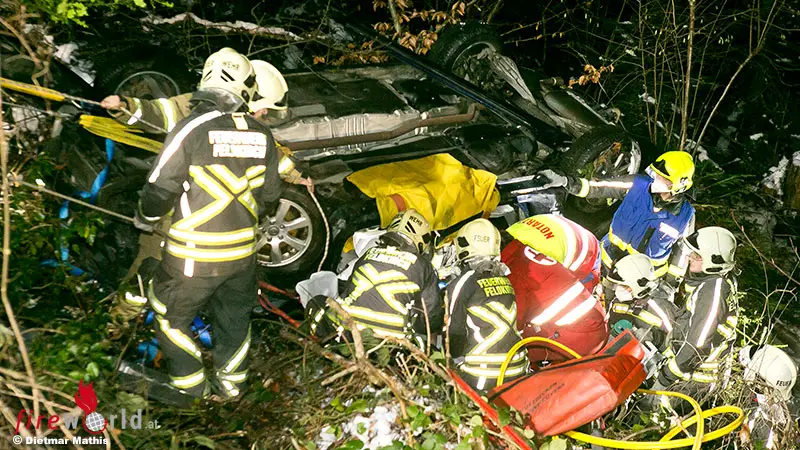 Vbg-Pkw-Absturz-bei-Nofels-Feldkirch-Feuerwehr-befreit-unverletzten-Lenker-aus-am-Dach-liegenden-Auto