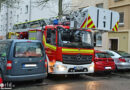 D: Loser Kamin auf einem Dach → Falschparker behindern Feuerwehr Dortmund auf der Anfahrt