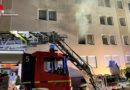 D: Wohnungsbrand in Gelsenkirchen → parkende Autos behindern Drehleiter, ein Pkw leicht beschädigt