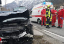 Oö: Pkw kollidiert in Bad Ischl mit parkendem Auto und Gartenmauer