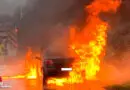 D: Pkw gerät auf BAB A 2 bei Gladbeck in Vollbrand