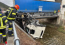 Nö: Lkw kollidiert in Markt Piesting mit einem Güterzug → Zugmaschine in Bach geschleudert