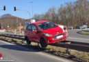 D: Auto mit allen vier Rädern in der Luft auf der Leitplanke hängend