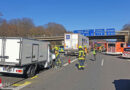 D: Kleintransporter kracht auf A 2 bei Oberhausen auf Lkw