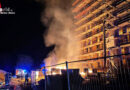 D: Rund 40 Paletten mit Holzfaserdämmstoff brennen auf Baustelle in Wetter / Ruhr