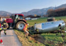 Oö: Traktor mit Güllefass in Ternberg im Graben gelandet