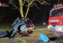 D: Person klemmt nach Pkw-Anprall an Baum in Wipperfürth lebensgefährlich verletzt im Wrack