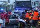 Oö: Autolenker nach Kollision mit Lkw auf Kreuzung in Wels befreit