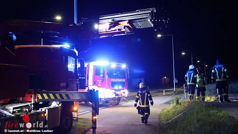 O-Lkw-steckte-nach-Navi-Anweisung-in-einer-Sackgasse-in-Sattledt-fest